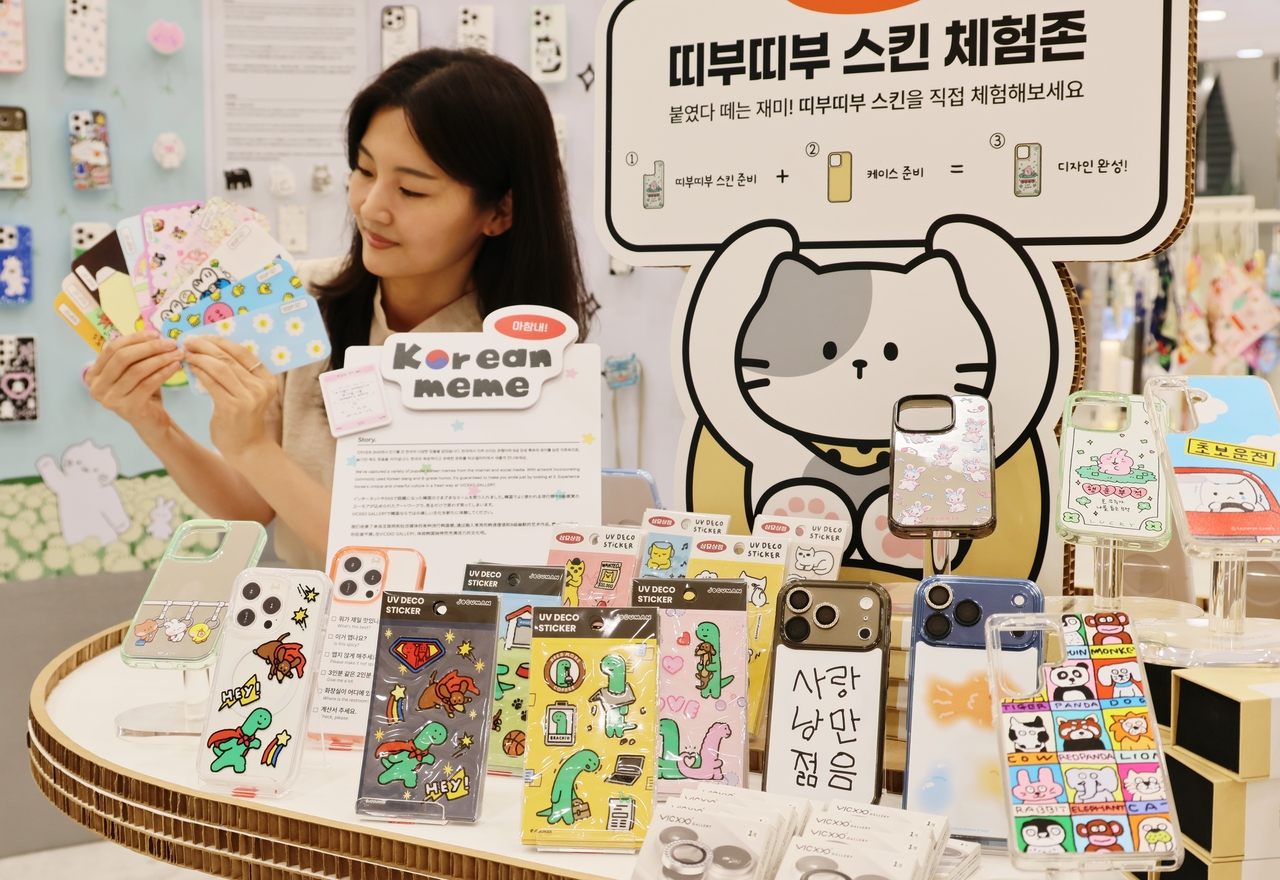 롯데백화점 상인점 1층 ‘빅쏘갤러리’ 매장에서 직원이 다양한 캐릭터와 디자인의 모바일 액세서리 제품을 선보이고 있다.[롯데백화점 제공]