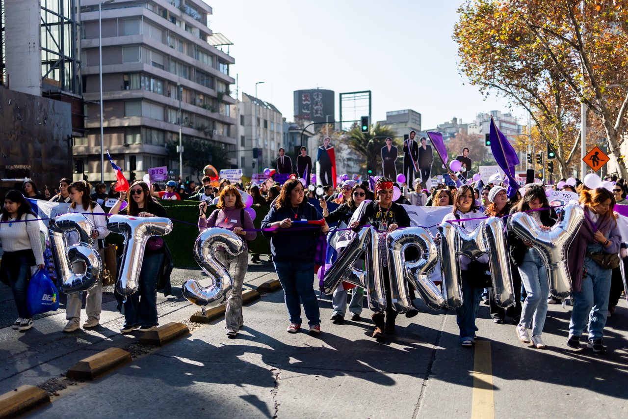 Fans of BTS gathered in Santiago, Chile, July 5, to protest the Chilean government's decision to cancel the three concerts of BTS "Arirang" world tour  at Estadio Nacional in October (Yonhap)