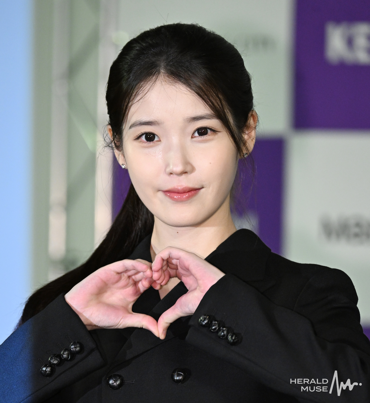 7일 서울 용산구 CGV 아이파크몰에서 열린 제5회 청룡시리즈어워즈 핸드프린팅(Blue Dragon Series Awards, BSA) 행사에서 가수 겸 배우 아이유가 포즈를 취하고 있다. 윤병찬 기자