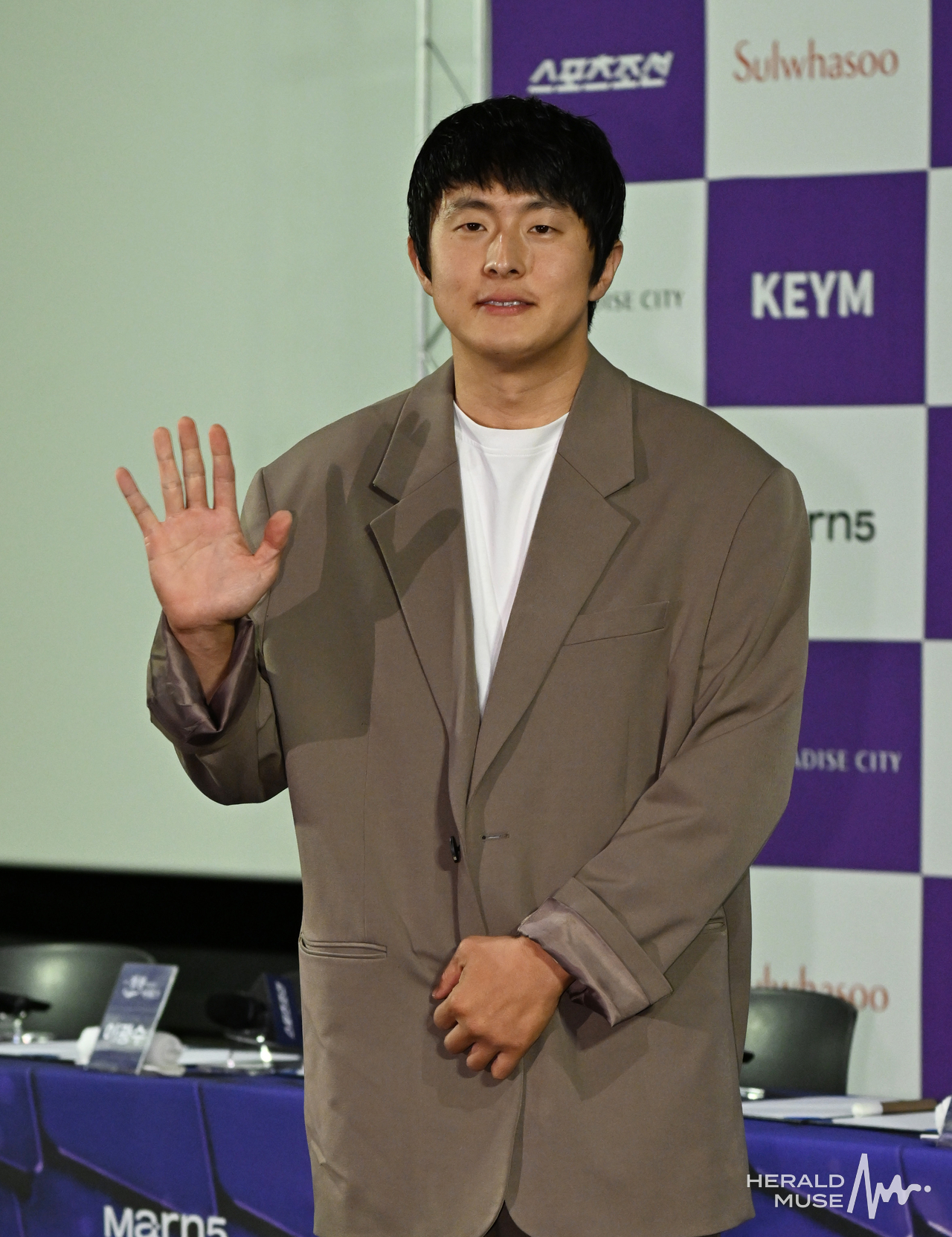 7일 서울 용산구 CGV 아이파크몰에서 열린 제5회 청룡시리즈어워즈 핸드프린팅(Blue Dragon Series Awards, BSA) 행사에서 방송인 기안84가 포즈를 취하고 있다. 윤병찬 기자