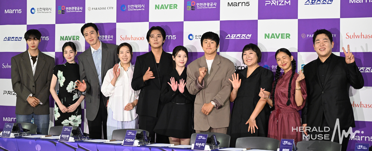 [헤럴드뮤즈=윤병찬 기자] 7일 오전 서울 용산구 CGV 용산아이파크몰점에서 ‘제5회 청룡시리즈 어워즈 핸드프린팅’ 행사가 진행됐다.
