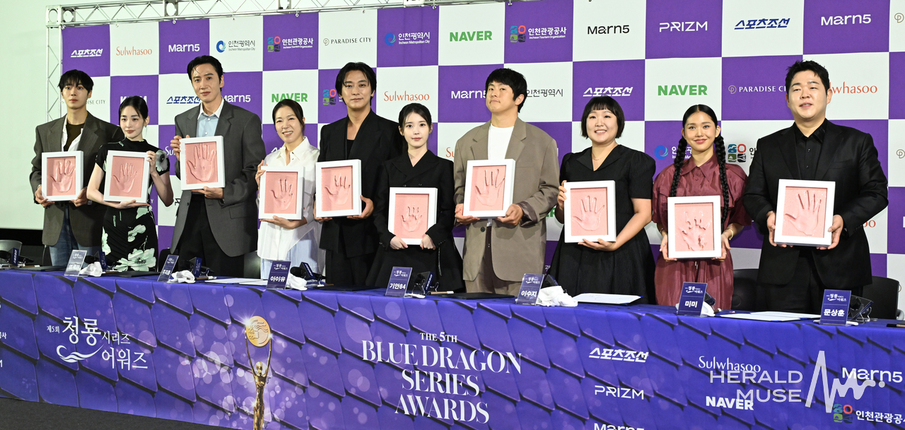 [헤럴드뮤즈=윤병찬 기자] 7일 오전 서울 용산구 CGV 용산아이파크몰점에서 ‘제5회 청룡시리즈 어워즈 핸드프린팅’ 행사가 진행됐다.