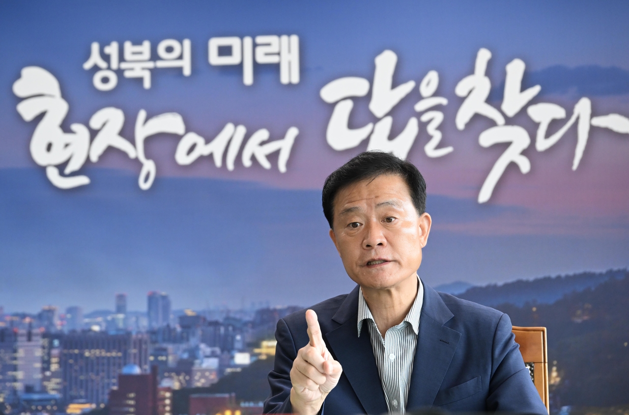 Seongbuk-gu District Mayor Lee Seung-ro speaks during an interview at his office in the district hall on May 24. Lee said he would work to expand the authority of basic local governments to accelerate urban renewal. Photo by Lee Sang-seop