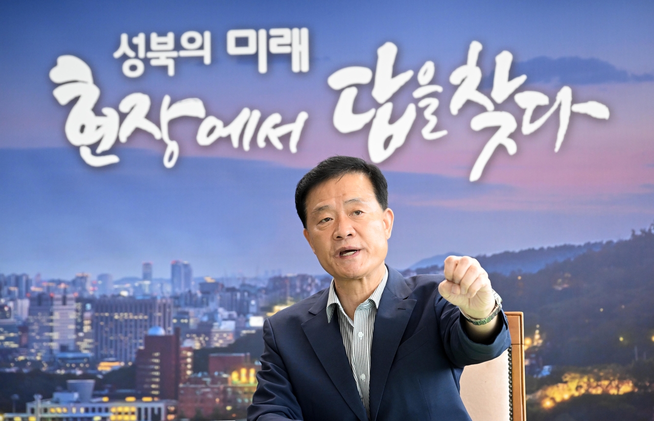 Seongbuk-gu District Mayor Lee Seung-ro speaks during an interview at his office in the district hall on May 24. Lee said he would work to expand the authority of basic local governments to accelerate urban renewal. Photo by Lee Sang-seop