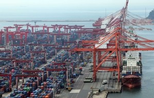Global banks lift Korea growth outlook to 3% on chip exports