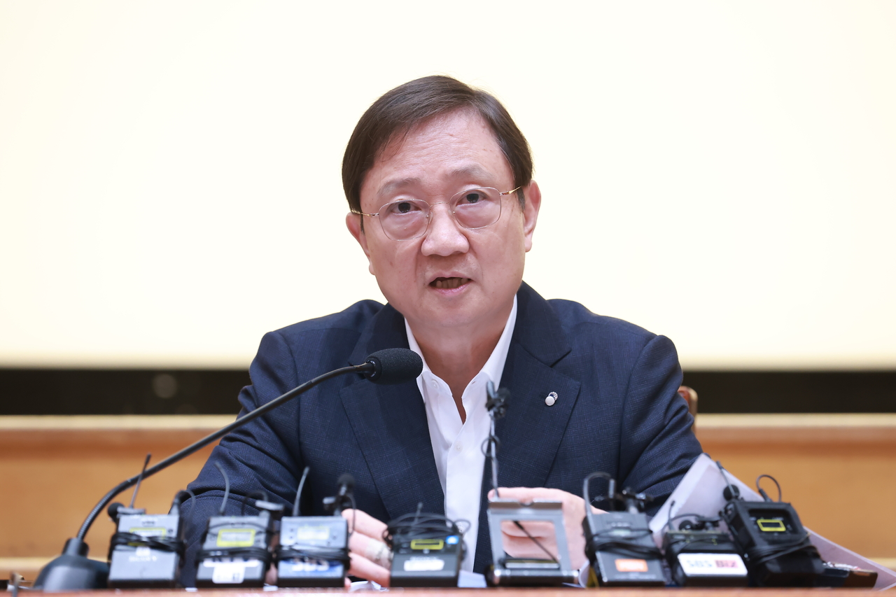 Financial Supervisory Service Governor Lee Chan-jin answers reporters' questions at a regular press briefing at the FSS headquarters in Yeouido, Seoul, on June 22. [FSS]
