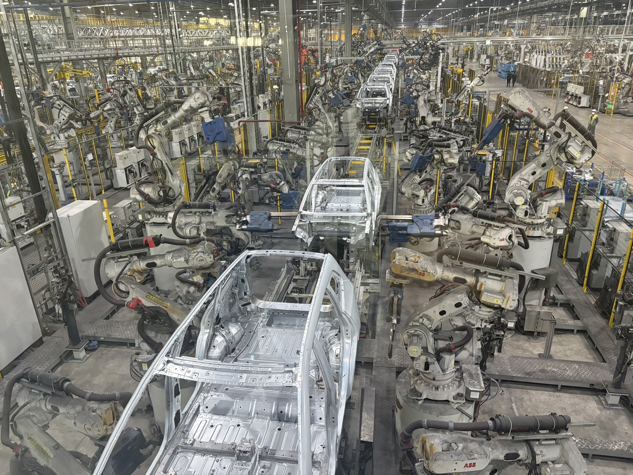 A robotic arm carries out welding work at  the body shop of VinFast's factory in Hai Phong, Vietnam, on Thursday. (Ahn Sung-mi/The Korea Herald)