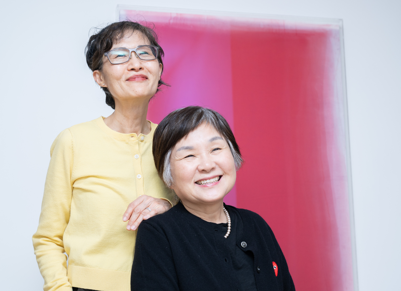 Diana Kang (right) and her cousin Sandy Yi pose for photos before an interview with The Korea Herald at Kang's home in Seoul, April 6. (Yoon Chang-bin/The Korea Herald)