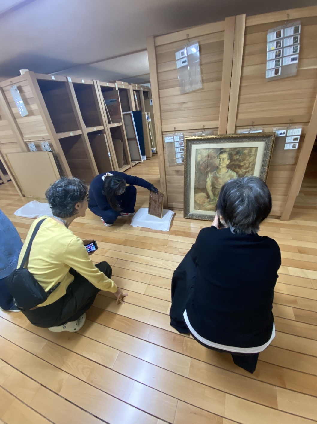 Diana Kang (right) and her cousin Sandy Yi (left) view “Seated Boy” and “Still Life” at the MMCA Gwacheon branch storage facility on April 6. (Courtesy of Diana Kang)