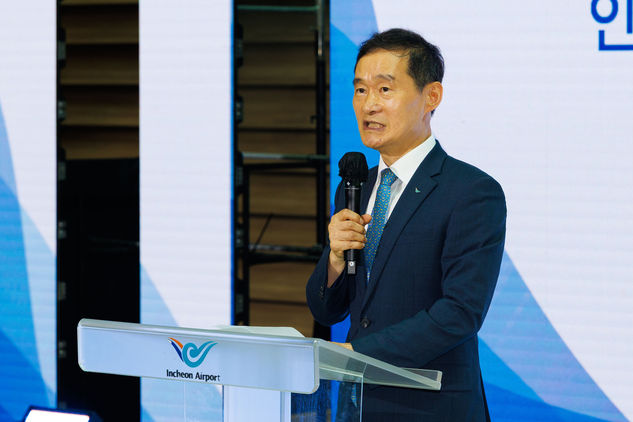 Kim Bum-ho, acting president of Incheon International Airport Corp., speaks during a ceremony marking the airport's 1 billion cumulative passenger milestone on Tuesday. (IIAC)