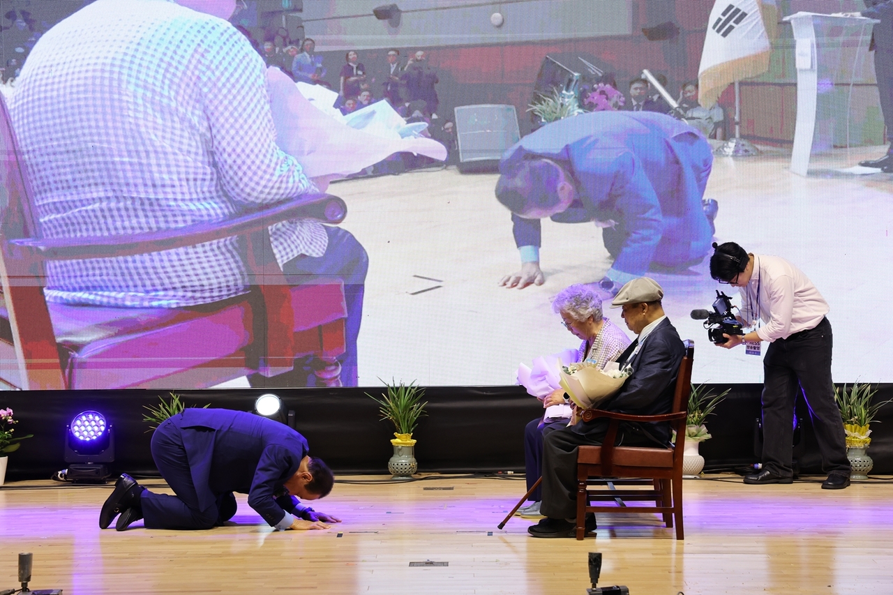 Yoo Dong-gyun bows deeply to his parents at the inauguration ceremony.