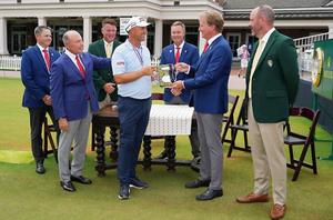 Harrington recreates Bobby Jones' iconic 1926 US Open trophy photo