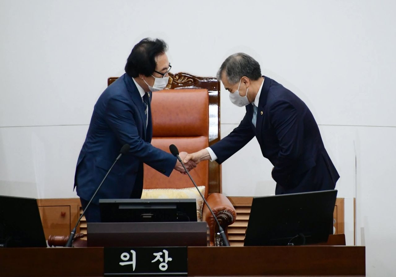 Seoul Metropolitan Council member Kim Ki-deok congratulates Kim Hyeon-gi after Kim Hyeon-gi was elected speaker of the 11th Council for the first half of the term in 2022.