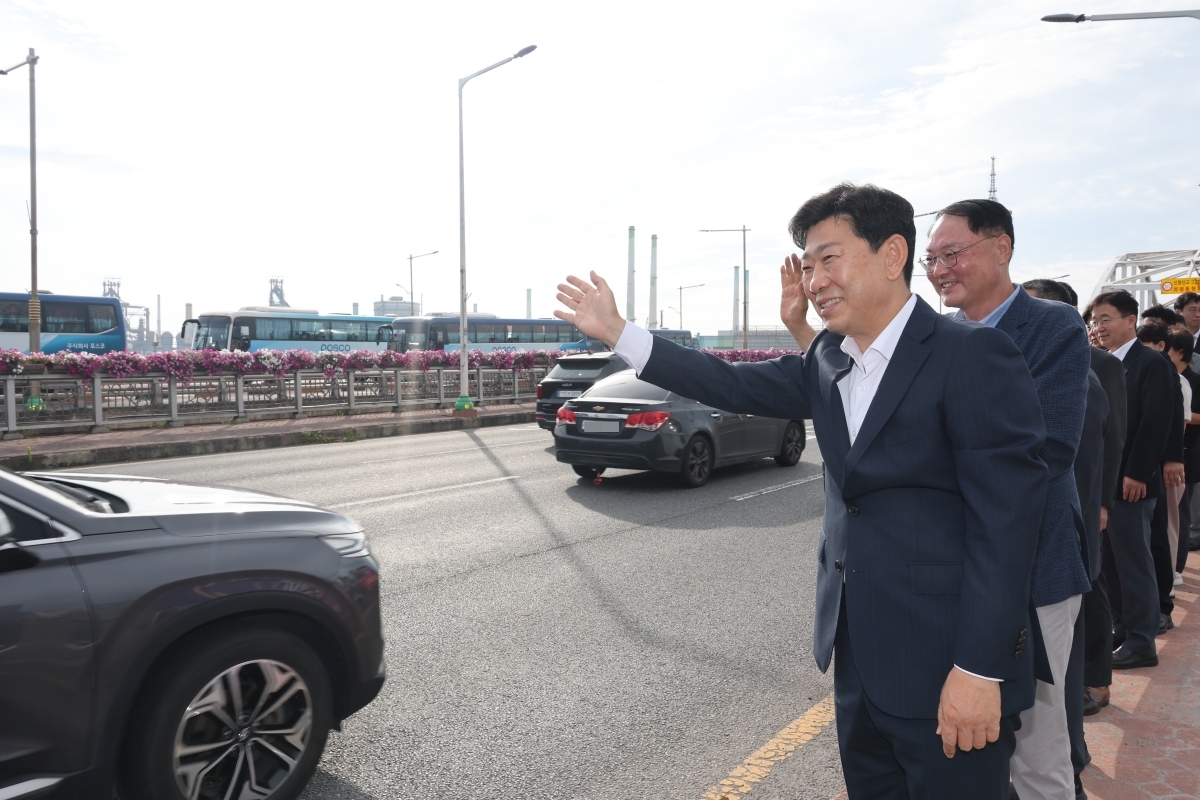 박용선 포항시장과 간부 공무원들이 6일 포항시 남구 형산교에서 출근하는 포항철강공단 근로자를 격려하고 있다.[포항시 제공]