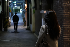 ‘헤어진 남친이 따라왔어요’…스토킹 긴급조치 4년간 2배 로 늘었다 [세상&]