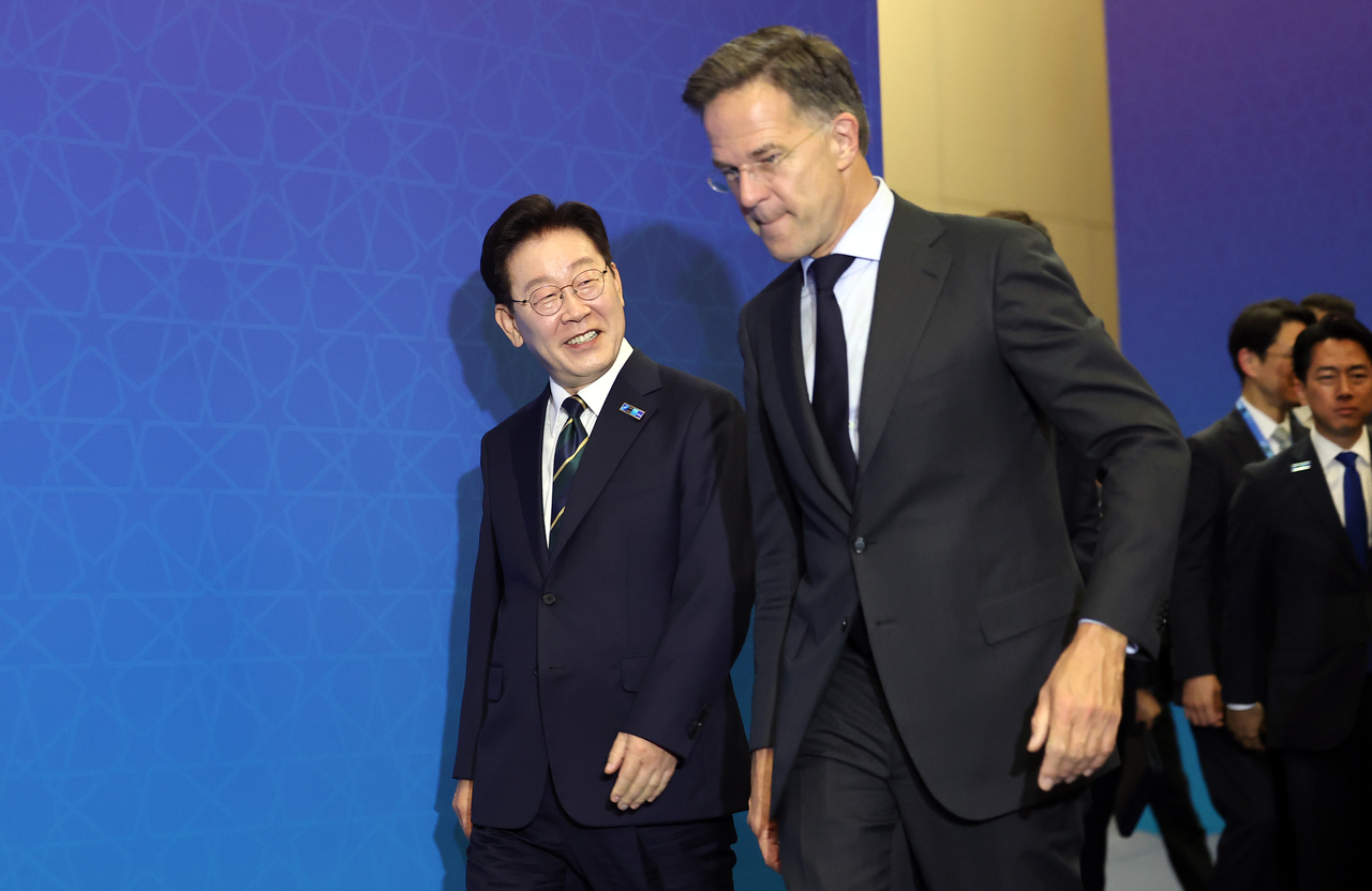 President Lee Jae Myung walks with NATO Secretary-General Mark Rutte after a small-group meeting with Indo-Pacific Four partners at the Ankara Convention Center in Türkiye on Tuesday. The IP4 refers to South Korea, Japan, New Zealand and Australia. (Yonhap)