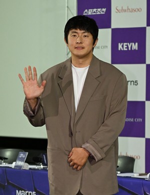 ‘청룡시리즈 핸드프린팅’ 기안84 “‘유재석 캠프’와 대통합 환영…‘기안장’도 원래 ‘BTS 진장’ 되길 원했다”