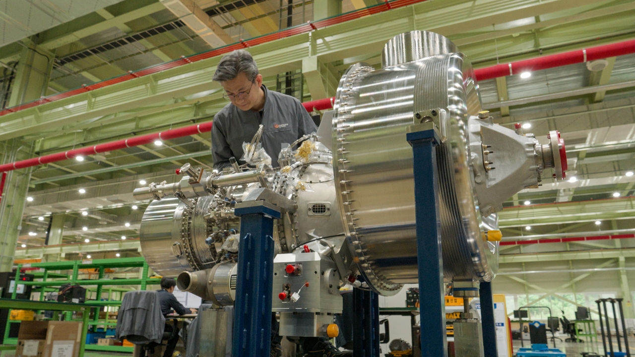 Workers at Hanwha Aerospace's Changwon Plant 1 produce a domestically developed 1,400-horsepower turboprop engine for medium-altitude unmanned aerial vehicles. [Hanwha Aerospace]
