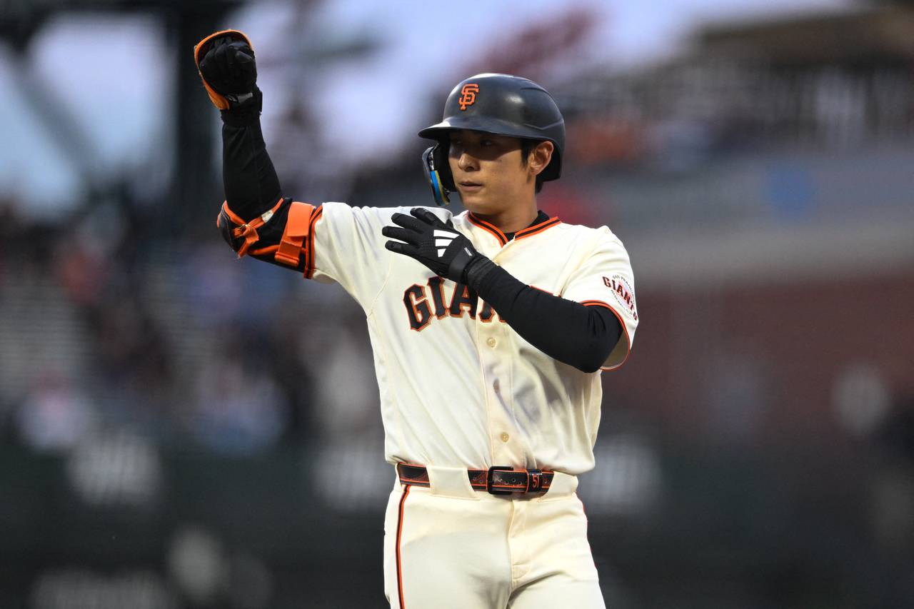 San Francisco Giants center fielder Lee Jung-hoo reacts after his single against the Toronto Blue Jays, at Oracle Park in San Francisco, Monday.   (Reuters-Yonhap)