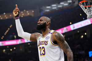 Report: James decided to leave Lakers before free agency