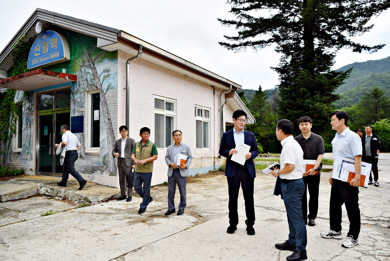 Wonju Mayor Koo Ja-yeol meets with community leaders in Sillim-myeon during his neighborhood patrol dialogue series.