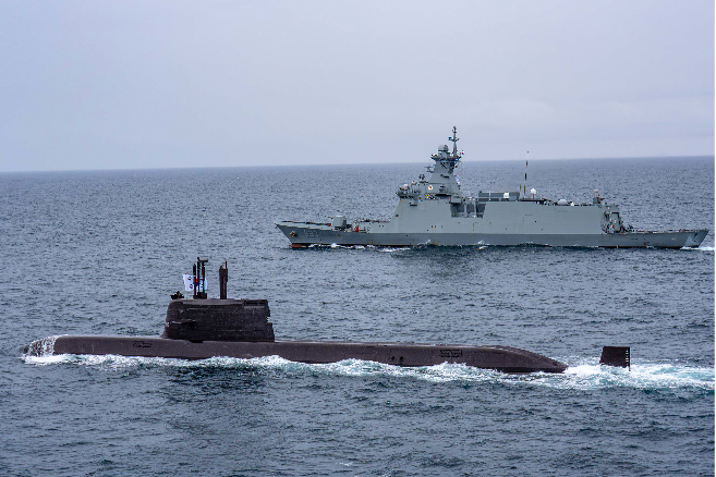 The South Korean Navy’s Dosan Ahn Chang-ho submarine (left) and Daejeon frigate conduct tactical maneuvers during a joint naval exercise with the Canadian Navy in waters off western Canada from June 4-5. (Republic of Korea Navy)