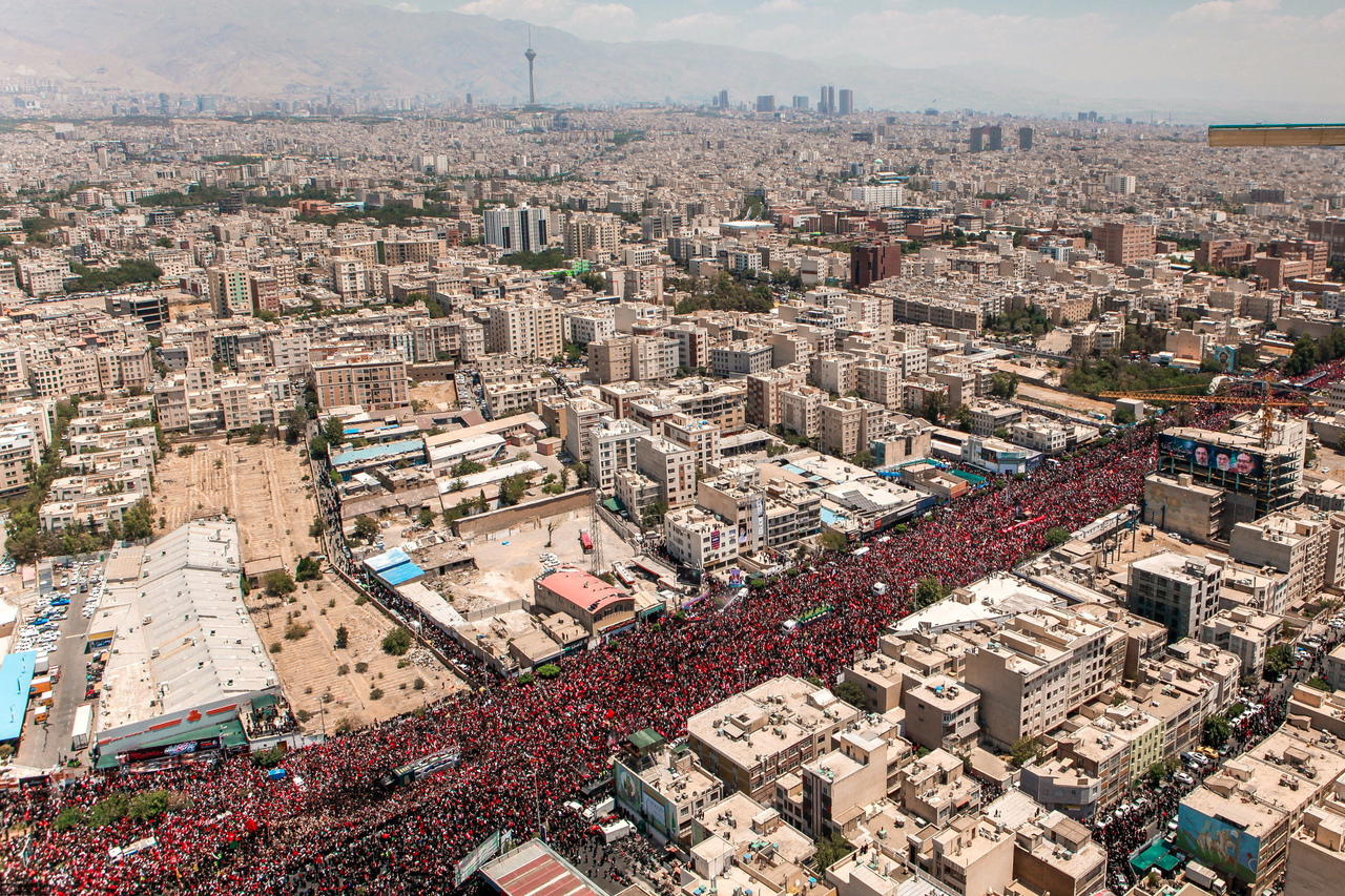 People attend a funeral procession for Iran's late Supreme Leader Ayatollah Ali Khamenei, in Tehran, Iran, Monday.   (Reuters-Yonhap)
