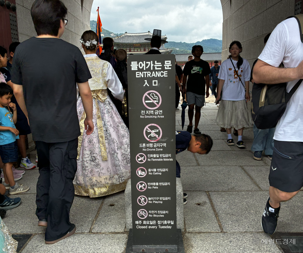 A sign prohibiting drone photography stands at the entrance to Gyeongbokgung Palace in Jongno-gu, Seoul, on Monday, but tourists pass by without paying close attention. (Kim Seo-hyeon/The Korea Herald)