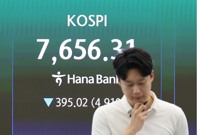 A financial data screen in Hana Bank's dealing room in central Seoul shows the Kospi closing at 7,656.31 on Tuesday,  down 4.91 percent from the previous session. (Yonhap)