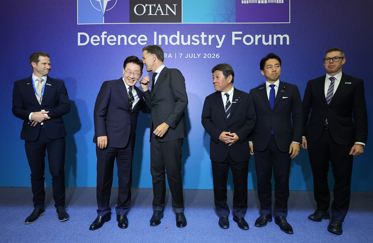 President Lee Jae Myung (second from left) speaks with NATO Secretary-General Mark Rutte (third from left) during a photo session ahead of a meeting between the NATO chief and the Indo-Pacific Four at the Ankara Convention Center in Turkey on Monday. Also pictured are (from left) New Zealand Defense Minister Chris Penk, Lee, Rutte, Japanese Foreign Minister Toshimitsu Motegi, Japanese Defense Minister Shinjiro Koizumi and Australian Defense Industry Minister Pat Conroy. (Yonhap)