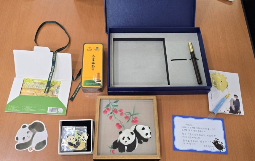 This photo posted on Threads shows gifts sent by Chinese students to a man in Pohang, North Gyeongsang Province, who helped them last year. (Threads)