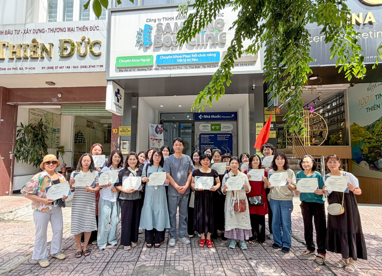 베트남 현지 미술심리상담 봉사활동 단체 사진.[대구사이버대 제공]