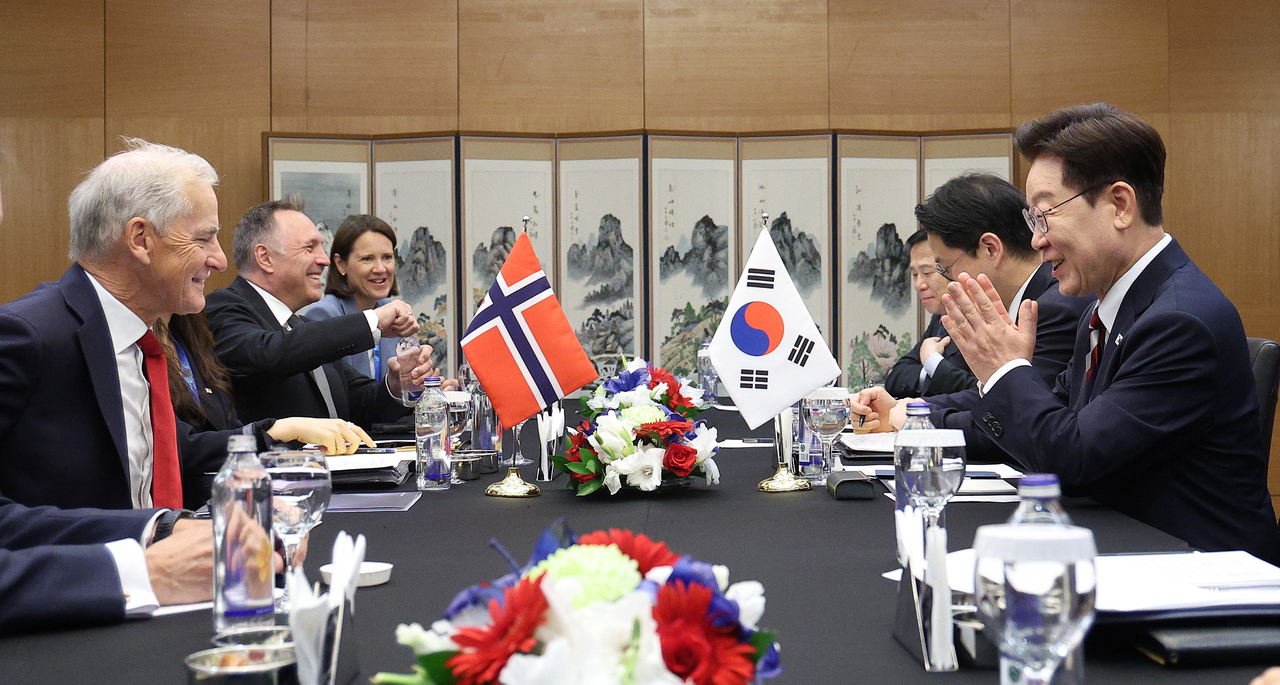 South Korean President Lee Jae Myung (right) holds talks with Norwegian Prime Minister Jonas Gahr Store in Ankara, Turkey, on Wednesday, on the sidelines of this year's North Atlantic Treaty Organization summit. (Yonhap)