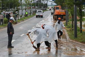 Heavy rain leaves trail of damage in Chungcheong, North Jeolla