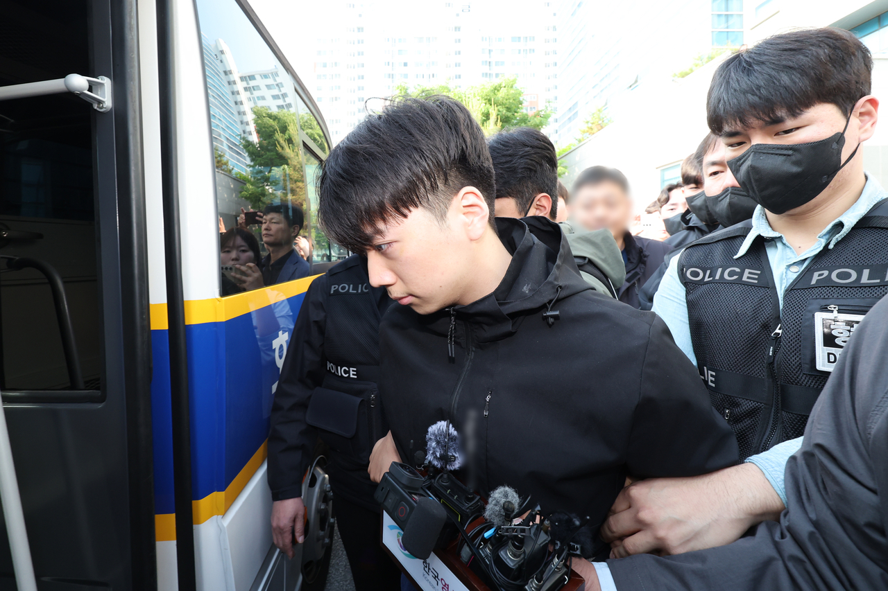 This file photo, taken May 14, shows Jang Yoon-gi, who faces charges of murdering a teenage high school student and wounding another high school student, boarding a police vehicle at a police station in Gwangju, about 270 kilometers south of Seoul. (Yonhap)