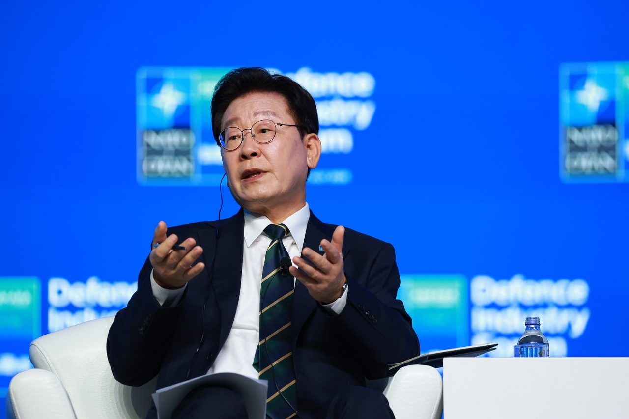 President Lee Jae Myung answers a question from an attendee during the NATO Defense Industry Forum at the Ankara Convention Center in Turkey on Tuesday. (Yonhap)