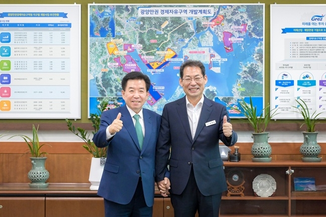 구충곤 광양만권경제자유구역청장(왼쪽)과 손훈모 순천시장이 8일 간담회를 가진 뒤 기념 촬영을 하고 있다.