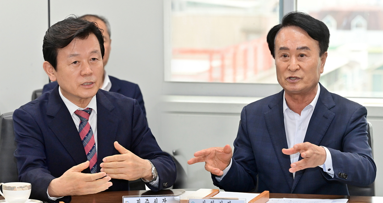 조규일(왼쪽) 진주시장과 박동식 사천시장이 7일 진주시청에서 ‘경제동행시티’ 실현을 위한 협력방안에 합의했다. [진주시 제공]