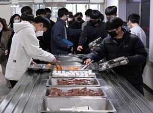 No pork, more talk as school lunches face diversity test