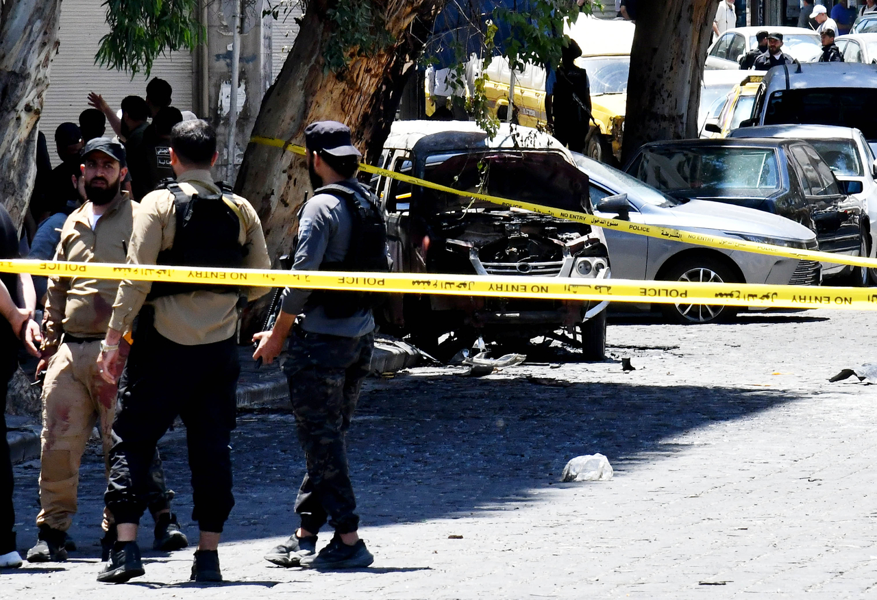 Security personnel cordon off the area around the blast site near the Ministry of Tourism building in central Damascus, Syria, Tuesday.    (Xinhua-Yonhap)