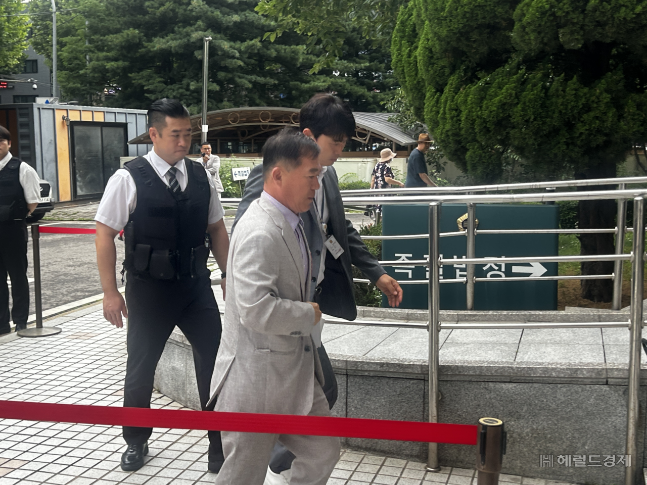 9일 오전 9시59분께 부정선거 의혹 조장 현수막 제작 혐의를 받는 내일로미래로 최창원 대표가 구속영장 실질심사를 받기 위해 서울남부지법에 들어서고 있다. 이준영 수습기자