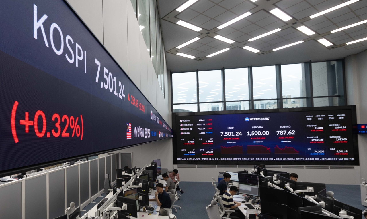 The Kospi and other market data are displayed at the Woori Bank dealing room in Jung-gu, Seoul, on Thursday morning as the index rebounds after several consecutive sessions of losses. (Yoon Chang-bin)