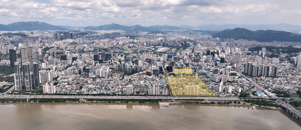 An aerial view of the Seongsu Strategic Redevelopment Zone District 3 in Seongdong-gu, Seoul. The photo is not directly related to the article. [Provided by Samsung C&T]