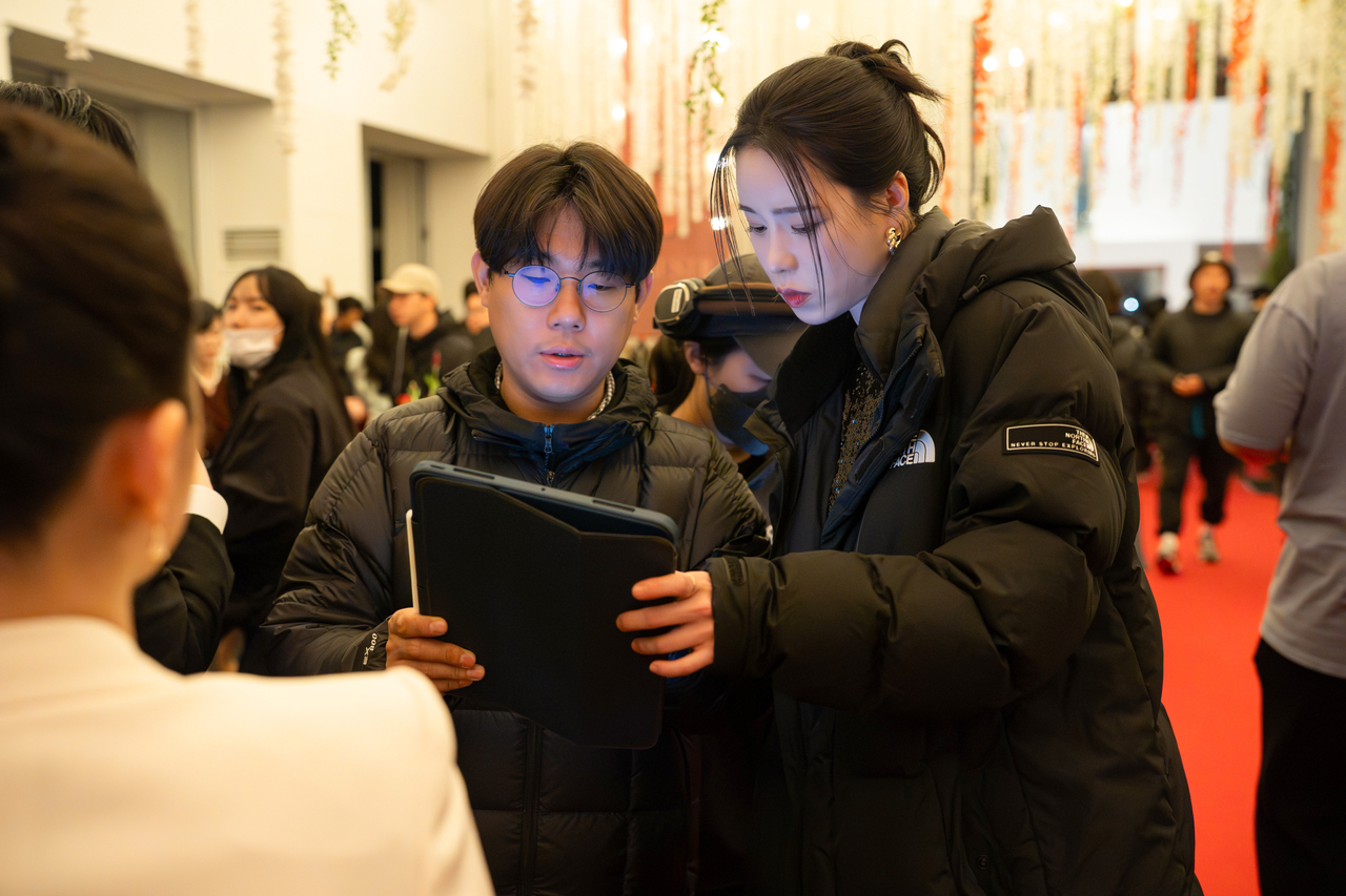 Director Han Tae-seop (left) and actress Lim Ji-yeon at the filming site for "My Royal Nemesis" (SBS)