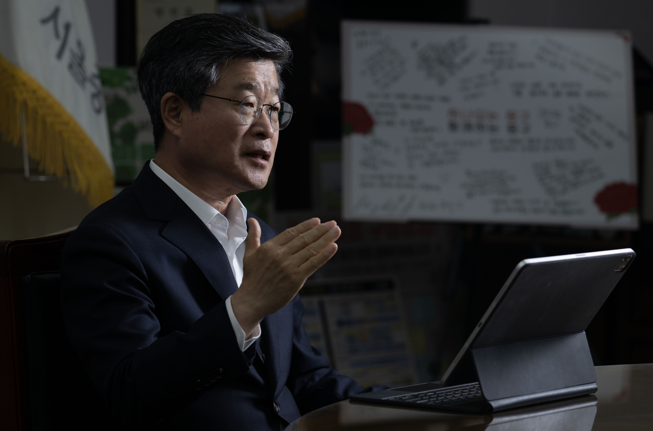 Jung-gu District Mayor Kim Gil-sung speaks during an interview at his office in Jung-gu, Seoul, on Thursday. Re-elected to a second term, Kim said his administration's goal is to "complete the transformation" of the district. Photo by Lim Se-jun