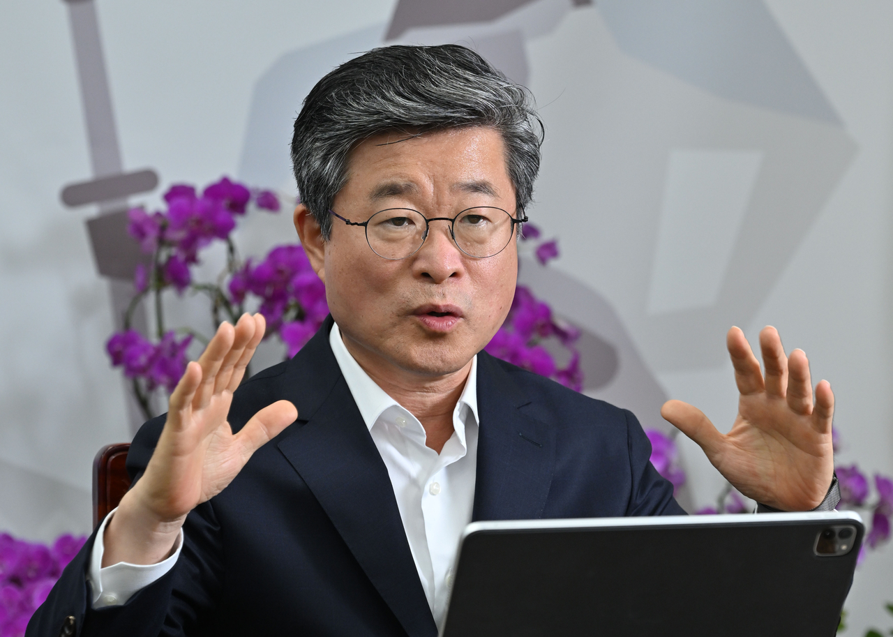 Jung-gu District Mayor Kim Gil-sung speaks during an interview at his office in Jung-gu, Seoul, on Thursday. Re-elected to a second term, Kim said his administration's goal is to "complete the transformation" of the district. Photo by Lim Se-jun