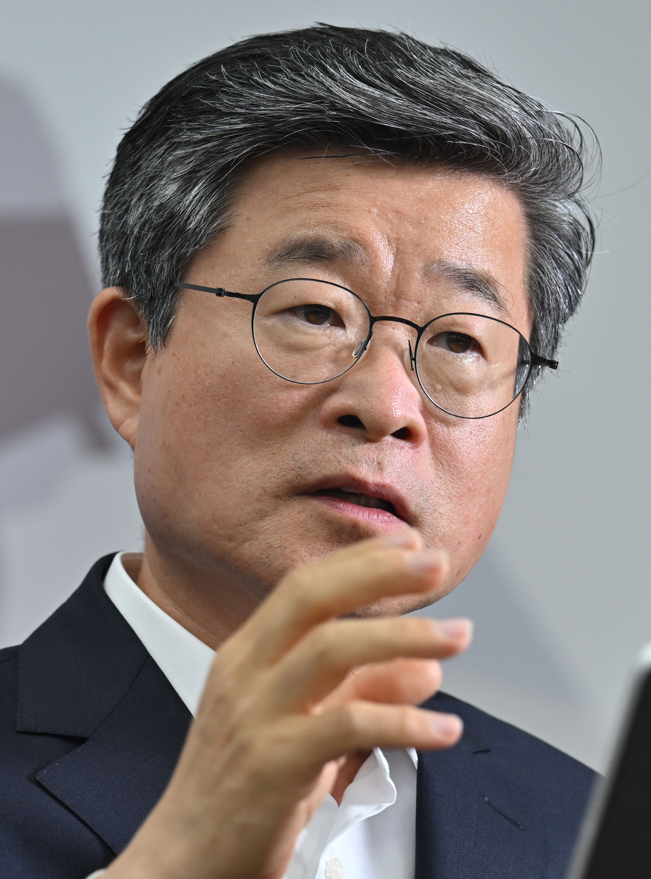 Jung-gu District Mayor Kim Gil-sung speaks during an interview at his office in Jung-gu, Seoul, on Thursday. Re-elected to a second term, Kim said his administration's goal is to "complete the transformation" of the district. Photo by Lim Se-jun