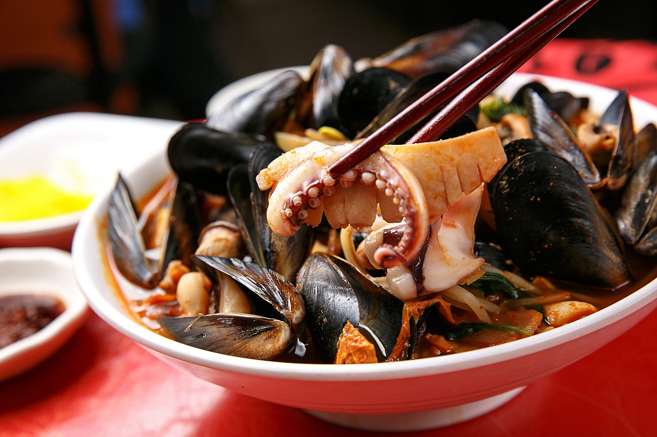 A bowl of spcy Korean-Chinese seafood noodles soup with mussels and squid (123rf)