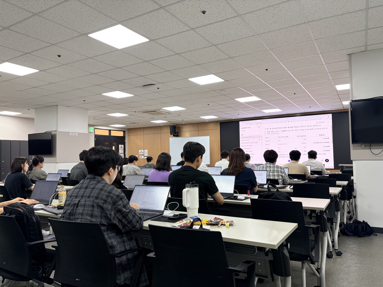 기업교육 전문기업 휴넷의 서울 구로구 캠퍼스에서 중소기업 종사자들이 ‘하루만에 끝내는 AI 업무활용 실전’ 강의를 듣고 있다.  부애리 기자