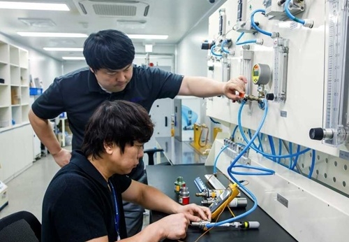 세양메카트로닉스 직원들이 ‘볼텍스 냉각기’용 부품의 성능을 검사하고 있다. [세양메카트로닉스 제공]